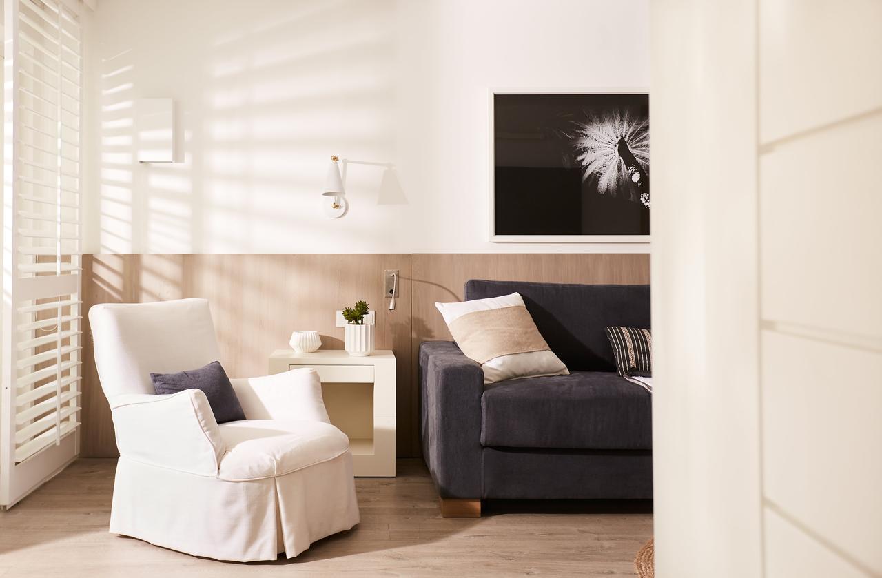 Lux* Grand Gaube Resort & Villas Экстерьер фото A living room with a white armchair and a blue sofa